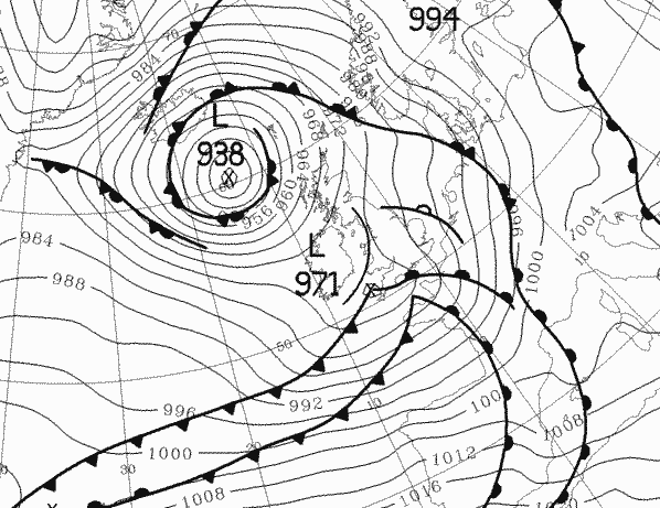 Rond IJsland liggen vaak lagedrukkernen. In deze situatie van 23 januari 2009 ligt er een uiterst diepe stormkern van maar liefst 938 hectopascal ten zuiden van IJsland en een dochterkern boven de Britse Eilanden van 971 hectopascal. Boven onze streken waait het ook flink en allerlei fronten verbonden aan deze kernen bepalen het weer (Bron Met Office).