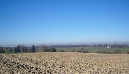 Aan de horizon is heiige, vervuilde lucht onder een inversielaag herkenbaar. Deze sluier is dikwijls rood- tot blauwachtig.