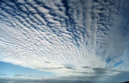 Altocumulus undulatus radiatus (foto: G. Richardson)