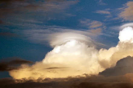 Cumulonimbus calvus pileus (foto: J. Baartse)