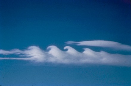 Stratus, met daarin Kelvin-Helmholtz golven. (foto: B. Martner - NOAA)