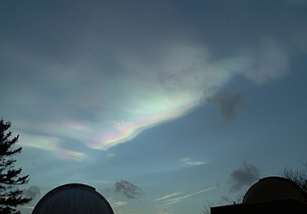 Parelmoerwolken Edinburgh, 30 november 1999 (foto: J. Cowan)
