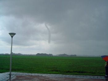 Cumulonimbus tuba - Windhoos te 's Heerenbroek 12-08-2006 (foto: R. IJssel)